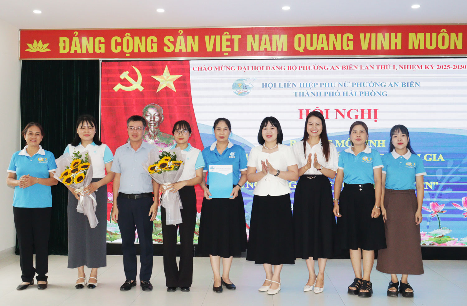 Lãnh đạo phường An Biên tặng hoa chúc mừng Ban Chủ nhiệm mô hình.