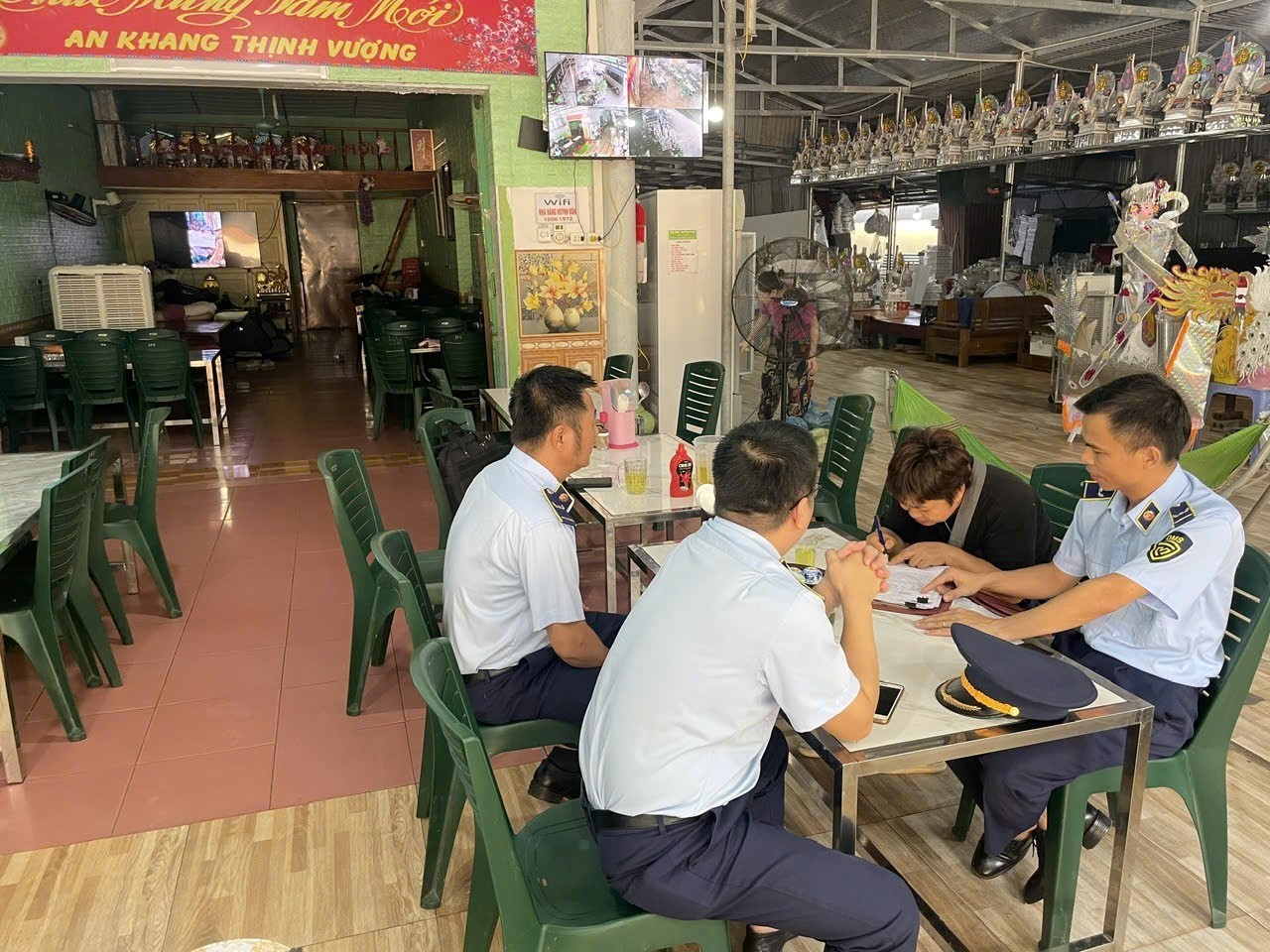 Đội Quản lý thị trường số 10 ký cam kết với cơ sở kinh doanh tại Hàn Sơn Đội Quản lý thị trường số 10 ký cam kết với cơ sở kinh doanh tại Hàn Sơn