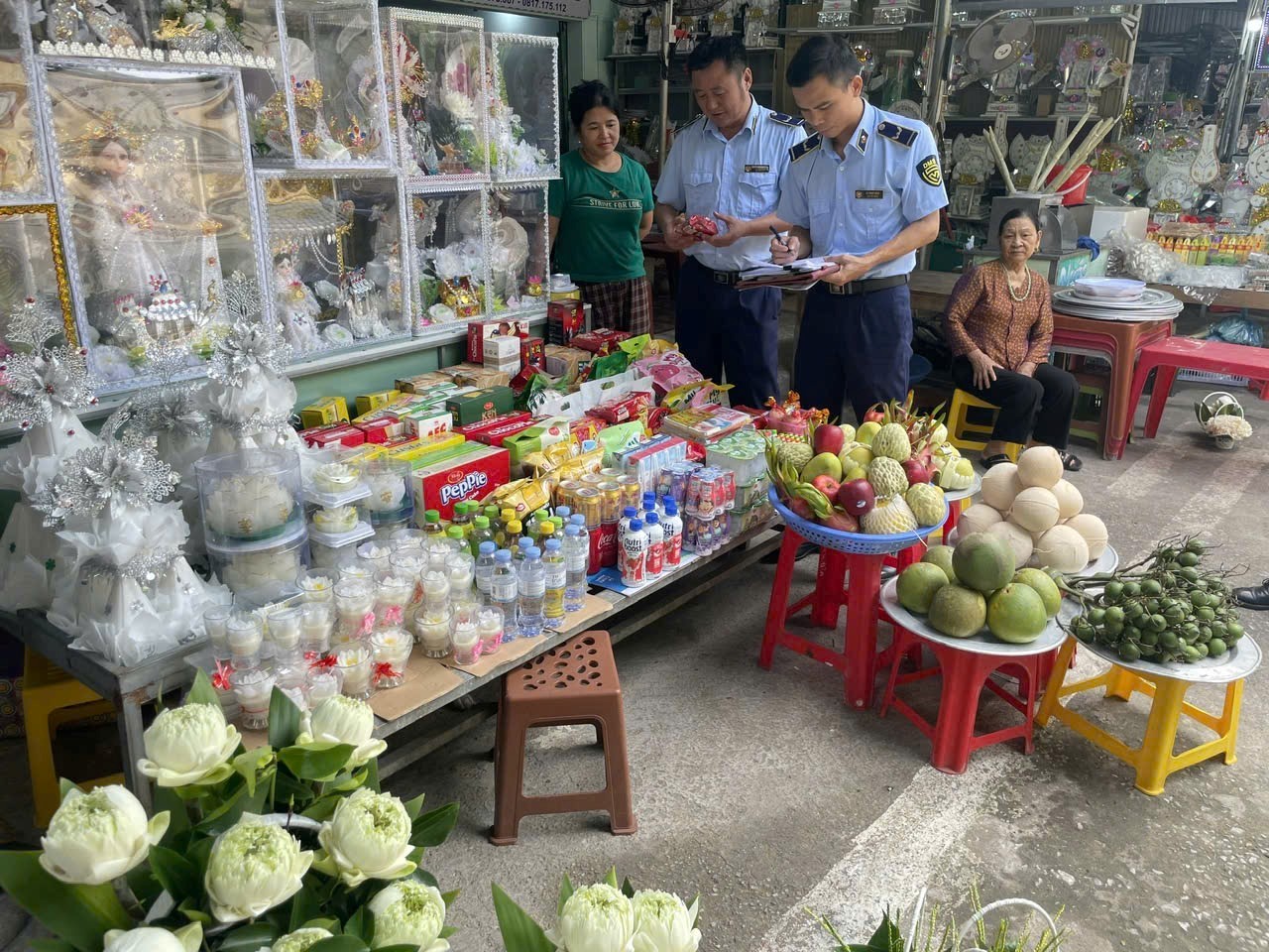 Lực lượng QLTT Thanh Hóa tăng cường kiểm tra, giám sát và tuyên tuyền pháp luật tại Đền Cô Bơ - Hàn Sơn