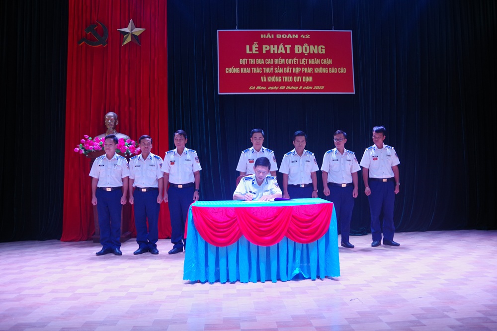 Thượng tá Vũ Đình Ngà - Ủy viên Ban Thường vụ Đảng ủy, Phó Chính ủy, Phó Chủ tịch Thường trực Hội đồng Thi đua – Khen thưởng Hải đoàn ký xác nhận giao ước thi đua của các cơ quan, đơn vị