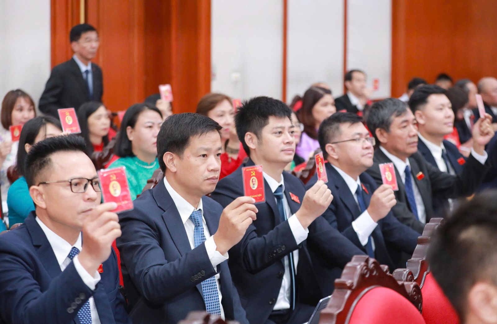 Các đại biểu biểu quyết tại Đại hội.