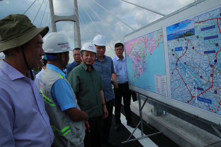 Phó Thủ tướng Trần Hồng Hà kiểm tra thực địa Dự án đầu tư xây dựng cầu Rạch Miễu 2 nối hai tỉnh Đồng Tháp và Vĩnh Long - Ảnh: VGP/Minh Khôi Phó Thủ tướng Trần Hồng Hà kiểm tra thực địa Dự án đầu tư xây dựng cầu Rạch Miễu 2 nối hai tỉnh Đồng Tháp và Vĩnh Long - Ảnh: VGP/Minh Khôi