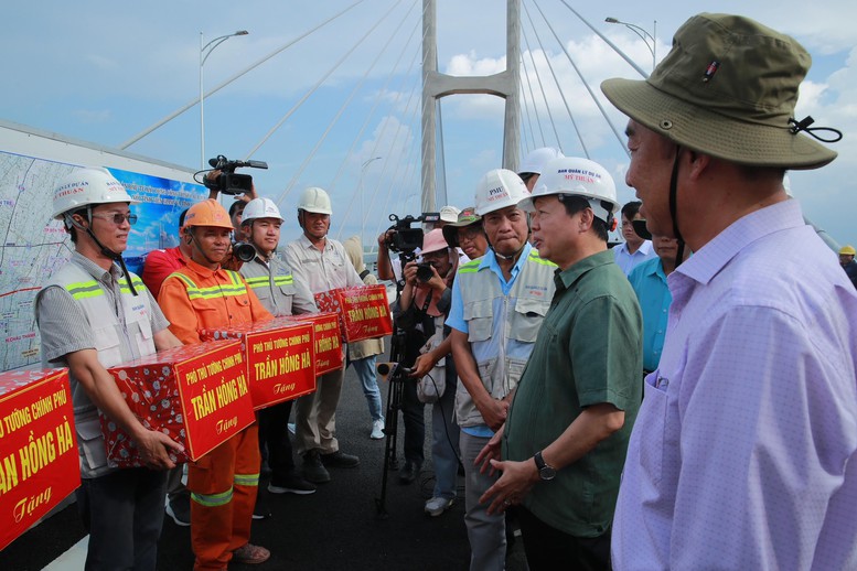 Phó Thủ tướng tặng quà cho cán bộ, công nhân, người lao động đang làm việc tại Dự án đầu tư xây dựng cầu Rạch Miễu 2 - Ảnh: VGP/Minh Khôi Phó Thủ tướng tặng quà cho cán bộ, công nhân, người lao động đang làm việc tại Dự án đầu tư xây dựng cầu Rạch Miễu 2 - Ảnh: VGP/Minh Khôi