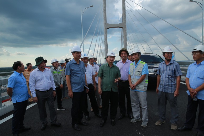 Phó Thủ tướng yêu cầu rà soát toàn bộ quy trình, bảo đảm rõ ràng đơn vị tiếp nhận, quản lý và thực hiện bảo trì định kỳ theo tiêu chuẩn kỹ thuật, có hệ thống quan trắc, kiểm định chặt chẽ, tránh tình trạng buông lỏng sau khi bàn giao - Ảnh: VGP/MInh Khôi Phó Thủ tướng yêu cầu rà soát toàn bộ quy trình, bảo đảm rõ ràng đơn vị tiếp nhận, quản lý và thực hiện bảo trì định kỳ theo tiêu chuẩn kỹ thuật, có hệ thống quan trắc, kiểm định chặt chẽ, tránh tình trạng buông lỏng sau khi bàn giao - Ảnh: VGP/MInh Khôi