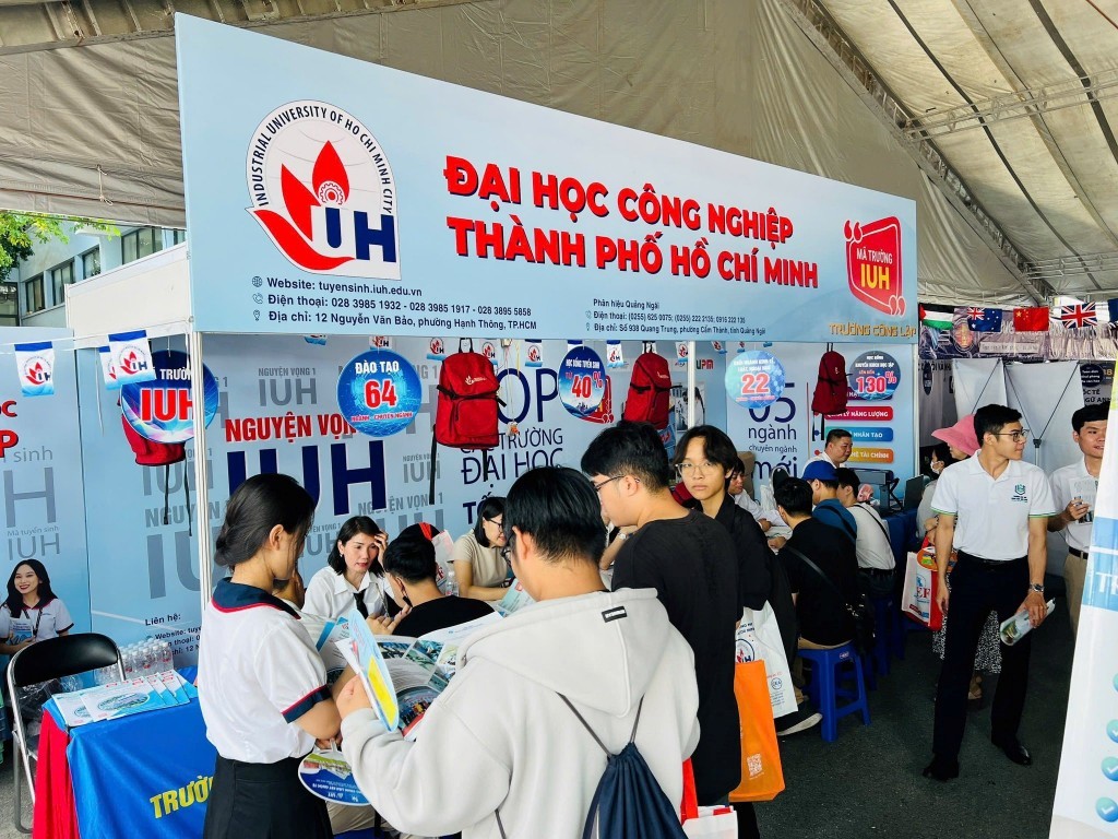 Ngày 19/07/2025 tại gian hàng của trường Đại học Công nghiệp Thành phố Hồ Chí Minh tham gia “Ngày hội lựa chọn nguyện vọng 2025” do Báo Tuổi trẻ tổ chức địa điểm khuôn viên trường Đại học Bách khoa Thành phố Hồ Chí Minh