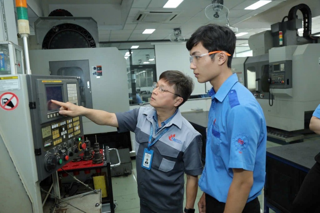 Sinh viên Trường Đại học Công nghiệp Thành phố Hồ Chí Minh (IUH) thực hành với thiết bị tự động hóa hiện đại