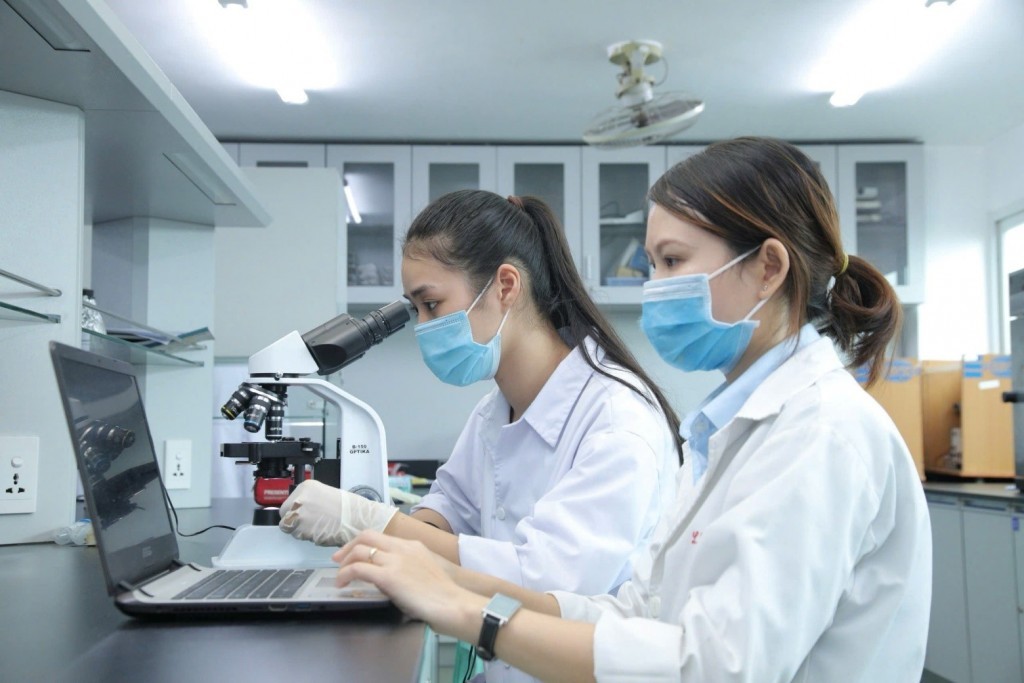 Sinh viên đang thực hành trong phòng thí nghiệm