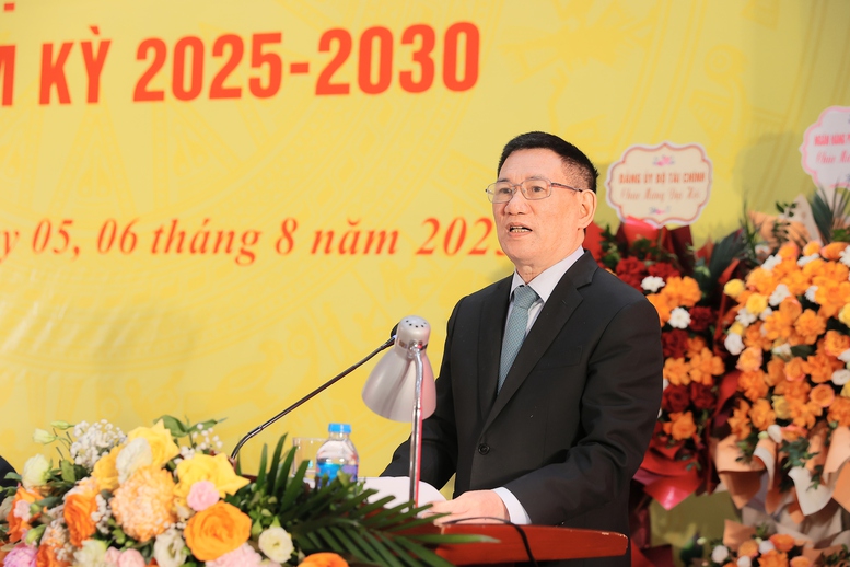 Phó Thủ tướng Chính phủ Hồ Đức Phớc đề nghị Đảng bộ VDB nỗ lực phấn đấu, đoàn kết, đổi mới, khắc phục mọi khó khăn, hạn chế, thực hiện nhiều giải pháp đột phá trọng yếu để VDB phát triển một cách bền vững, nâng cao thu nhập, đời sống cán bộ và người lao động - Ảnh: VGP/Trần Mạnh Phó Thủ tướng Chính phủ Hồ Đức Phớc đề nghị Đảng bộ VDB nỗ lực phấn đấu, đoàn kết, đổi mới, khắc phục mọi khó khăn, hạn chế, thực hiện nhiều giải pháp đột phá trọng yếu để VDB phát triển một cách bền vững, nâng cao thu nhập, đời sống cán bộ và người lao động - Ảnh: VGP/Trần Mạnh