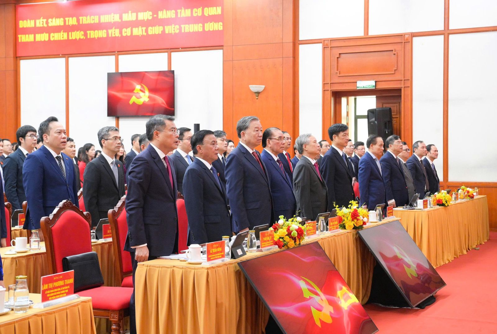 Tổng Bí thư Tô Lâm và các đại biểu thực hiện Nghi lễ chào cờ.