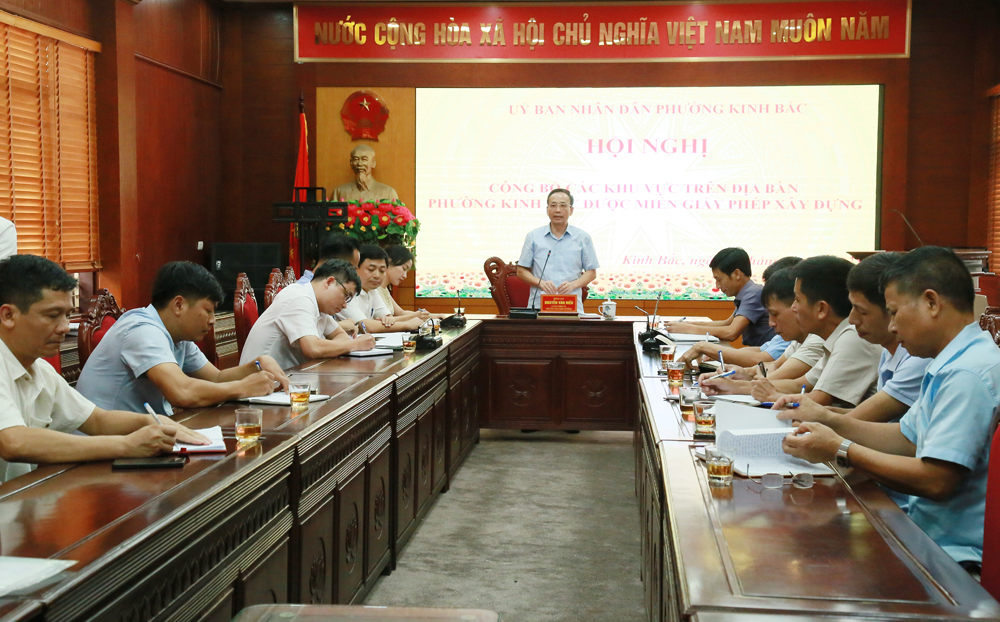 Phó Chủ tịch UBND phường Kinh Bắc Nguyễn Văn Hiếu chỉ đạo triển khai miễn Giấy phép xây dựng nhà riêng lẻ theo quy định.