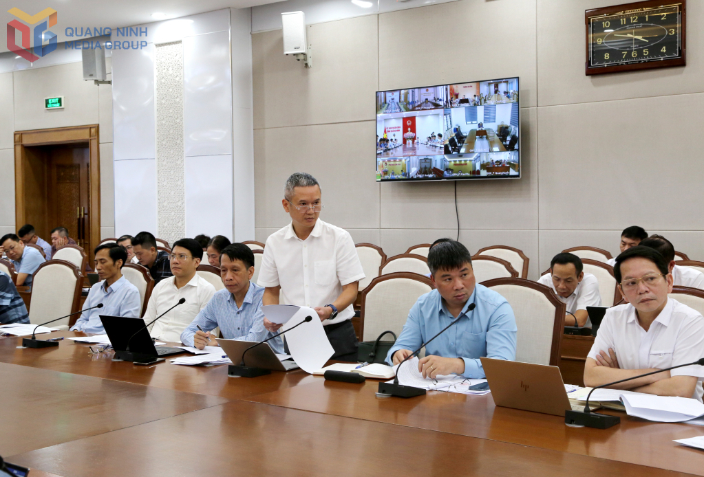 Đại diện Tập đoàn Công nghiệp Than - Khoáng sản Việt Nam báo cáo tại cuộc họp. Đại diện Tập đoàn Công nghiệp Than - Khoáng sản Việt Nam báo cáo tại cuộc họp.