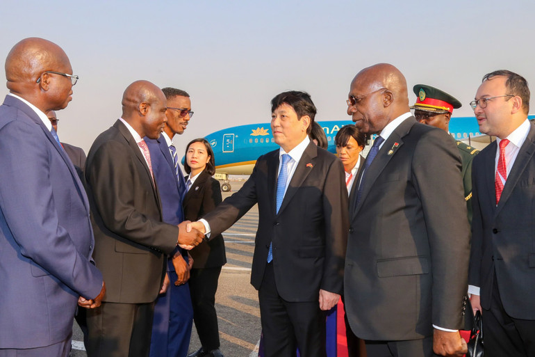 Chủ tịch nước Lương Cường chào hỏi các quan chức Angola