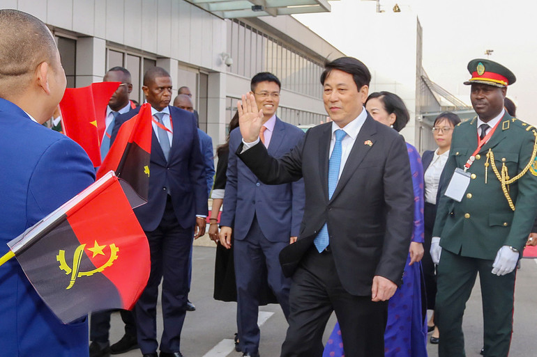 Cán bộ nhân viên Đại sứ quán Việt Nam tại Angola chào đón Chủ tịch nước