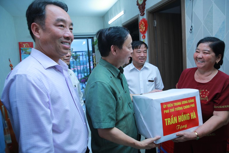 Phó Thủ tướng tặng quà người dân sinh sống tại khu nhà ở xã hội phường Sơn Đông - Ảnh: VGP/Minh Khôi Phó Thủ tướng tặng quà người dân sinh sống tại khu nhà ở xã hội phường Sơn Đông - Ảnh: VGP/Minh Khôi