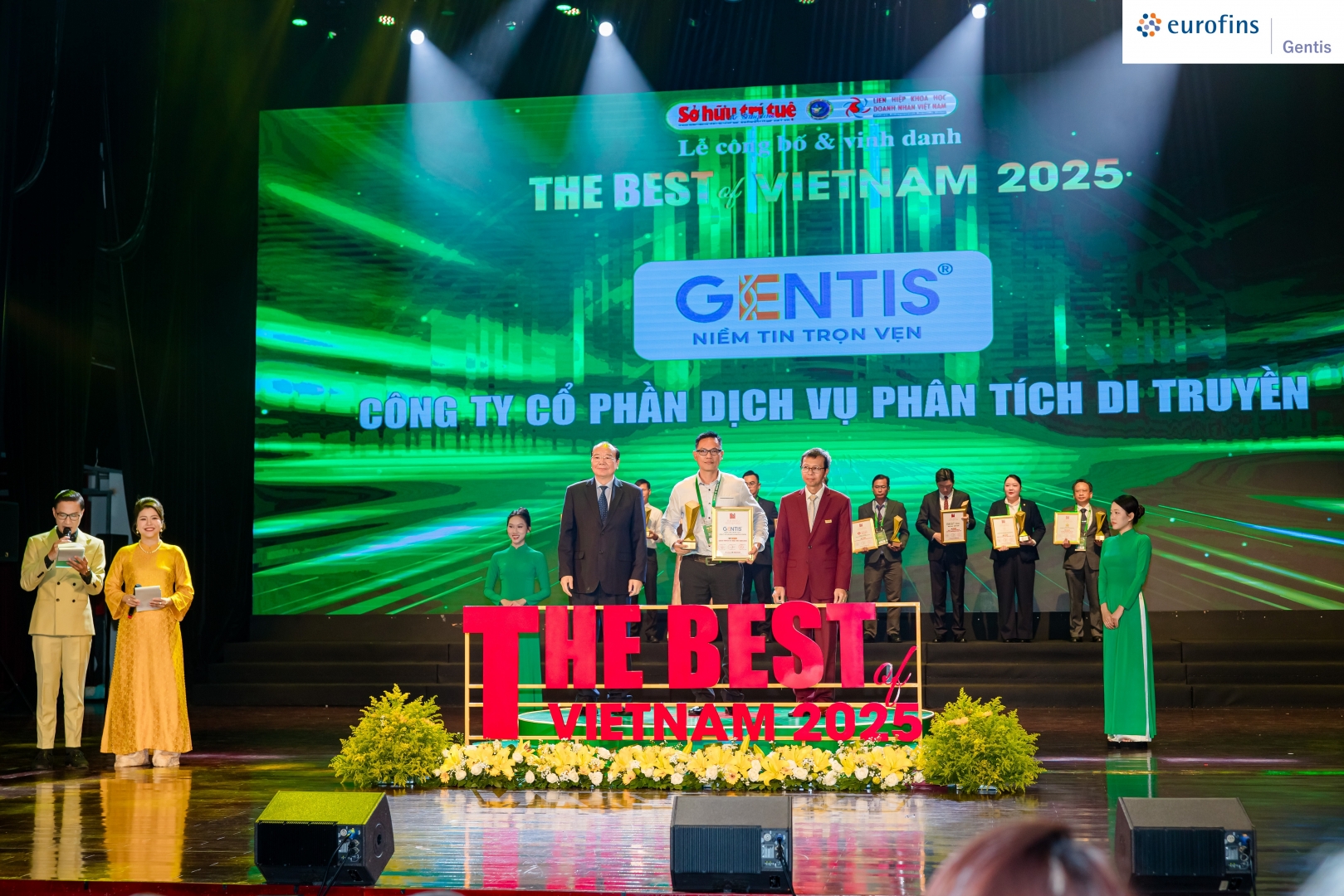 Ông Bùi Quốc Kha - Phó Giám đốc Chi nhánh GENTIS Hồ Chí Minh nhận giải thưởng Top 10 lab di truyền tốt nhất Việt Nam