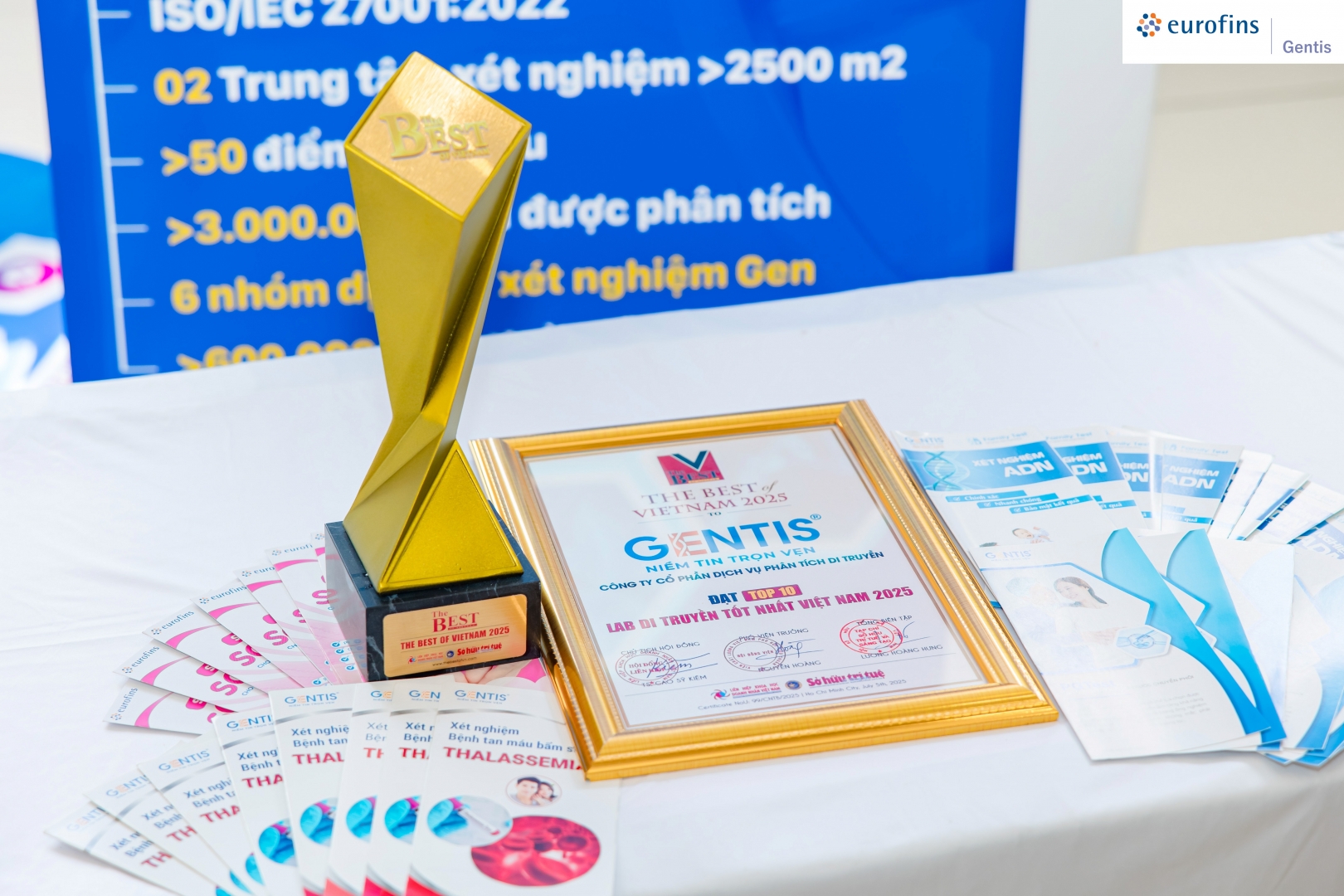 Bằng khen và cúp Top 10 lab di truyền tốt nhất Việt Nam