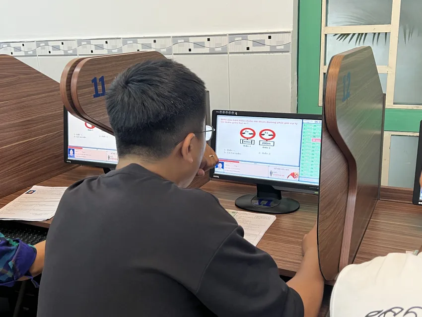 Kể từ ngày 1/9/2025 trở đi, mọi trường hợp đăng kí thi sát hạch cấp giấy phép lái xe cơ giới đường bộ đều phải thi thống nhất theo bộ 600 câu hỏi mới. (Ảnh: TN) Kể từ ngày 1/9/2025 trở đi, mọi trường hợp đăng kí thi sát hạch cấp giấy phép lái xe cơ giới đường bộ đều phải thi thống nhất theo bộ 600 câu hỏi mới. (Ảnh: TN)