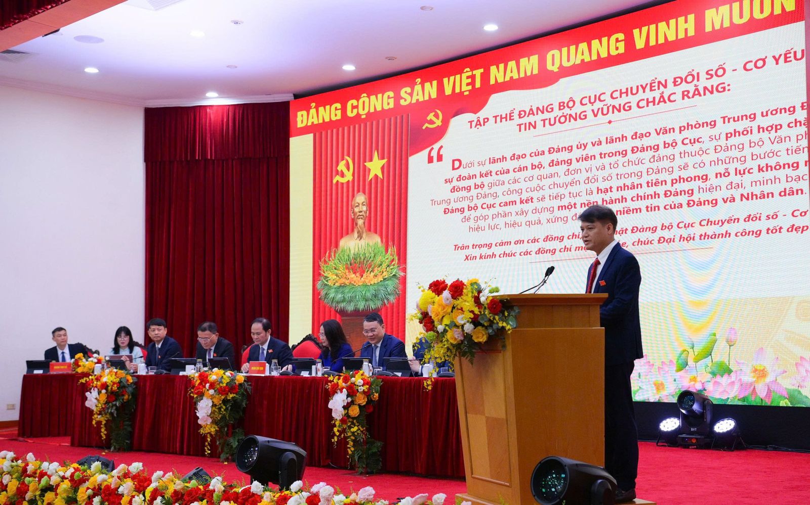 Thay mặt Cục Chuyển đổi số - Cơ yếu, Phó Cục trưởng Đinh Quang Huy trình bày tham luận tại Đại hội.