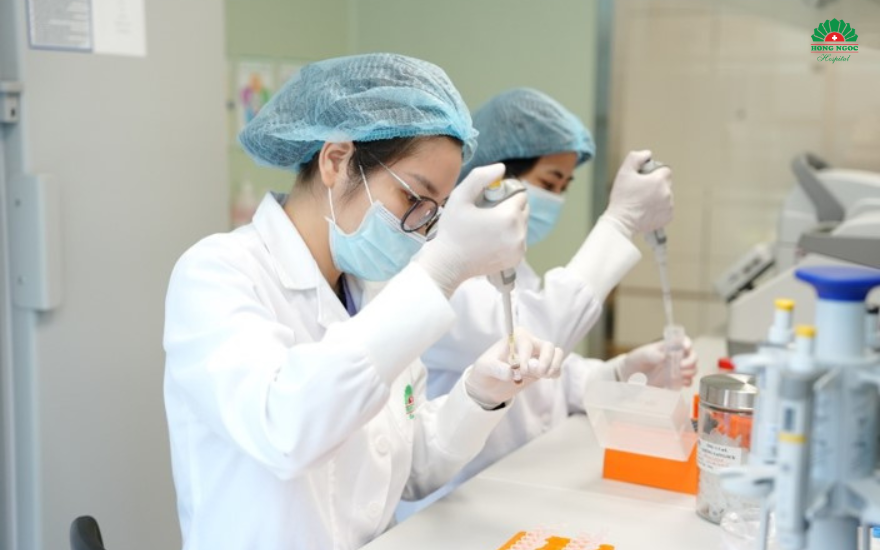 Cán bộ Trung tâm Gen, BVĐK Hồng Ngọc thao tác Cán bộ Trung tâm Gen, BVĐK Hồng Ngọc thao tác