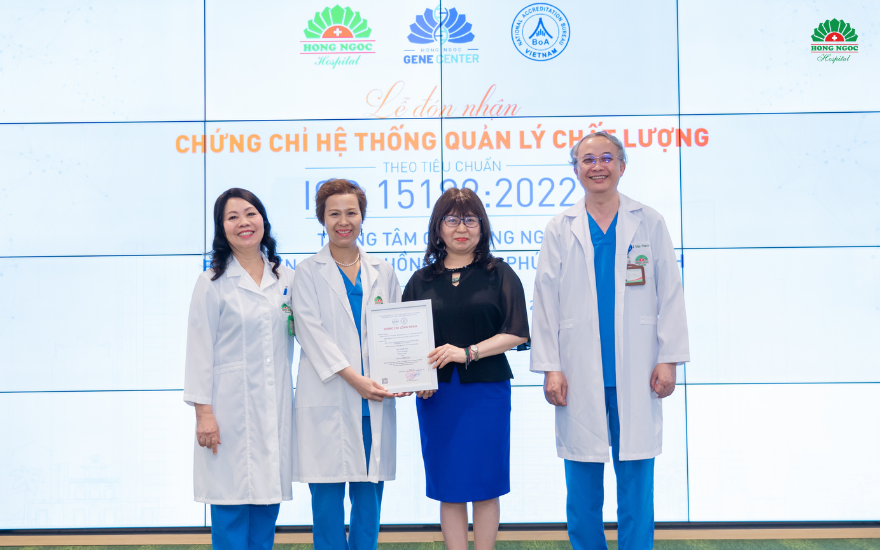Đại diện BVĐK Hồng Ngọc - Phúc Trường Minh nhận Chứng chỉ ISO 15189:2022 Đại diện BVĐK Hồng Ngọc - Phúc Trường Minh nhận Chứng chỉ ISO 15189:2022