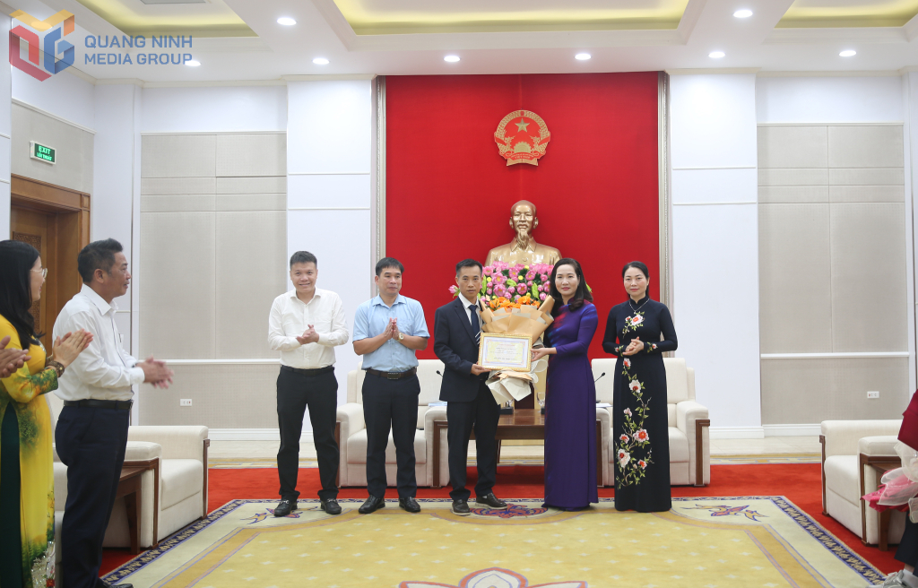 Bà Nguyễn Thị Hạnh, Phó Chủ tịch UBND tỉnh Quảng Ninh khen thưởng thầy giáo Hà Đại Tôn, giáo viên phụ trách đội tuyển học sinh giỏi môn Tin học năm 2025 Trường THPT Chuyên Hạ Long.