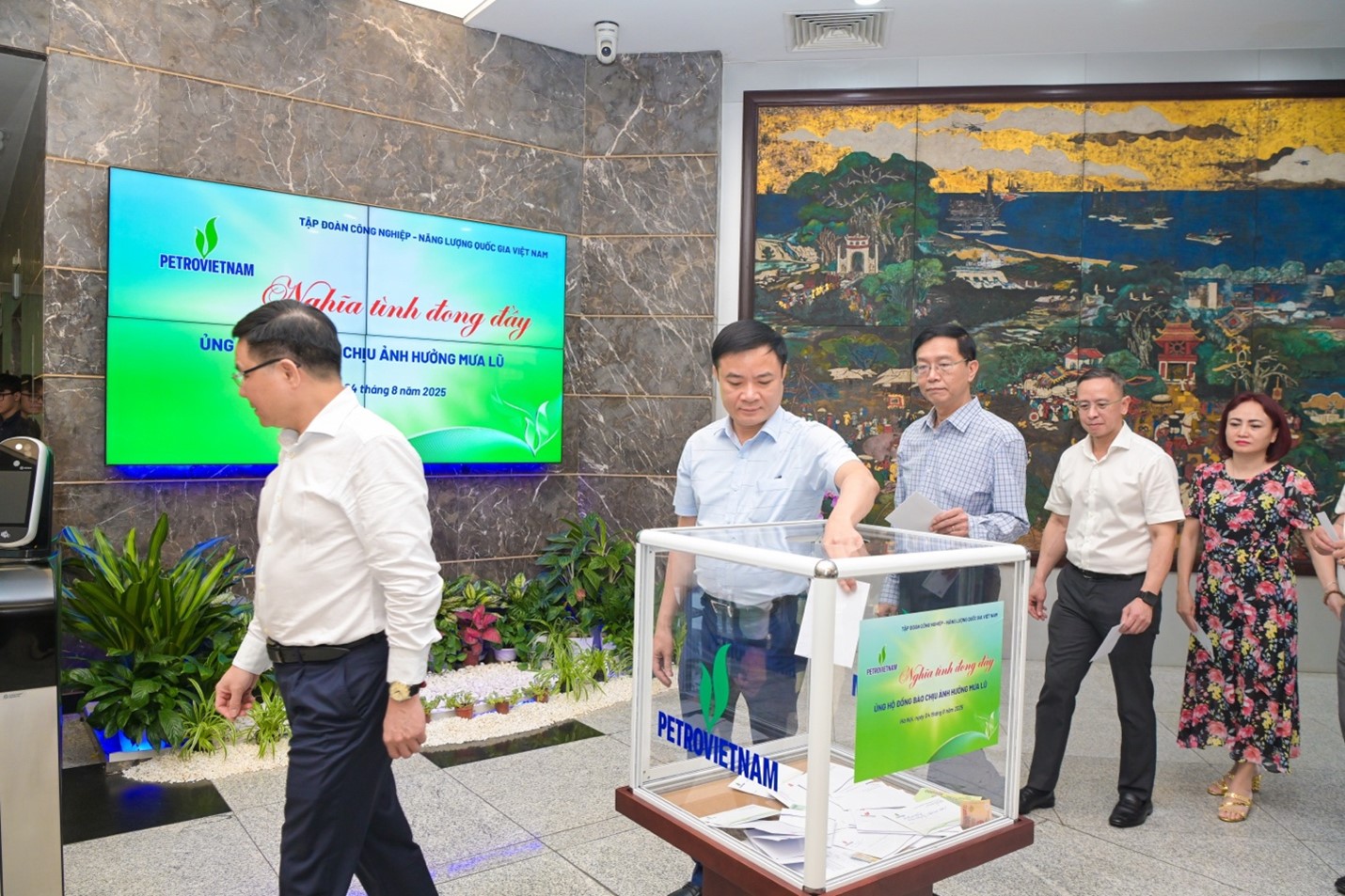 Tổng Giám đốc Petrovietnam Lê Ngọc Sơn quyên góp ủng hộ đồng bào vũng lũ