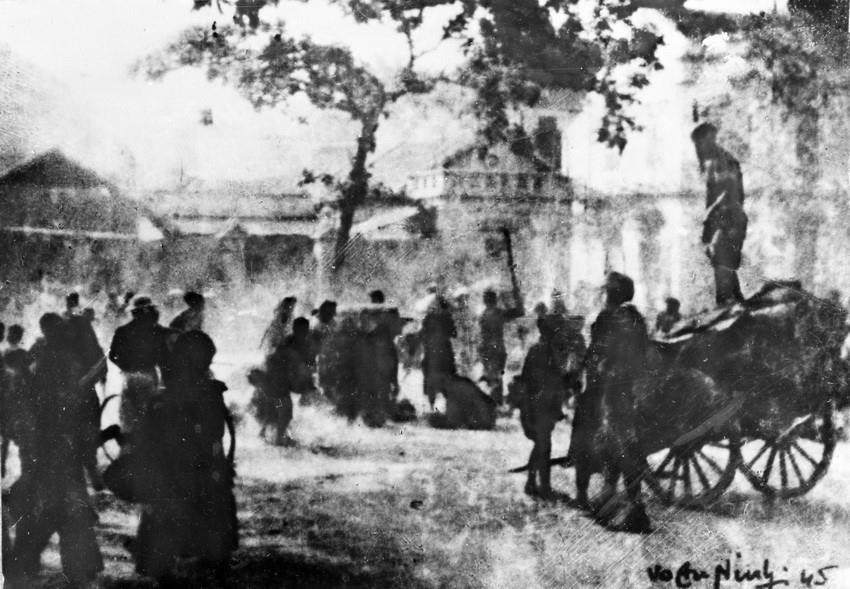 Ngày 9/3/1945, Nhật đảo chính Pháp, độc chiếm Đông Dương, Ban Thường vụ Trung ương Đảng ra chỉ thị “Nhật - Pháp bắn nhau và hành động của chúng ta”. Thực hiện Chỉ thị, một cao trào cách mạng đã xuất hiện ở nhiều nơi; khu giải phóng Việt Bắc gồm 6 tỉnh được thành lập kêu gọi đồng bào dũng cảm tiến lên dưới ngọn cờ của Việt Minh hãy “đem sức ta mà tự giải phóng cho ta”. Trong ảnh: Nhân dân ở nhiều địa phương nổi dậy đánh chiếm kho thóc Nhật để cứu đói. Ảnh: TTXVN