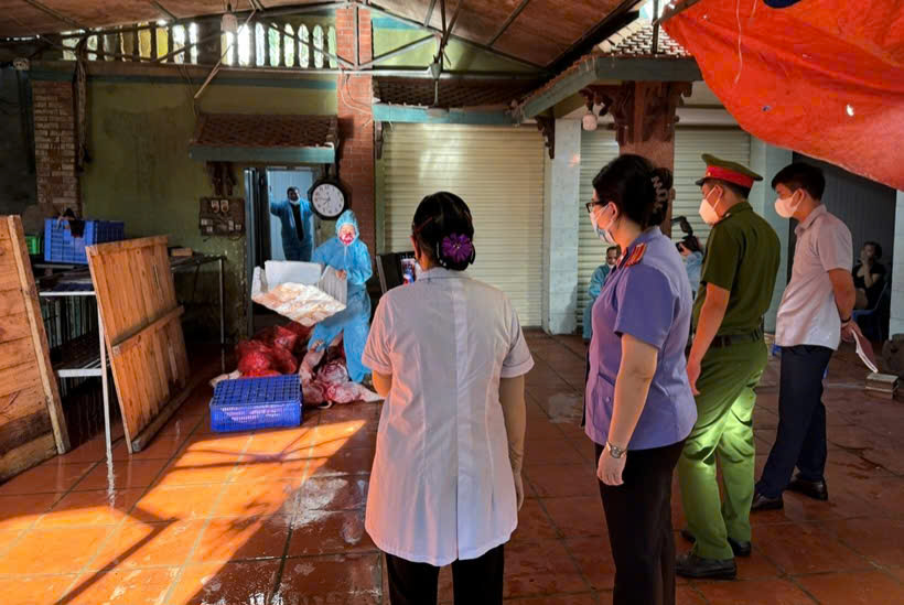 Lực lượng chức năng kiểm tra cơ sở giết mổ lợn nhiễm dịch tả lợn châu Phi Lực lượng chức năng kiểm tra cơ sở giết mổ lợn nhiễm dịch tả lợn châu Phi