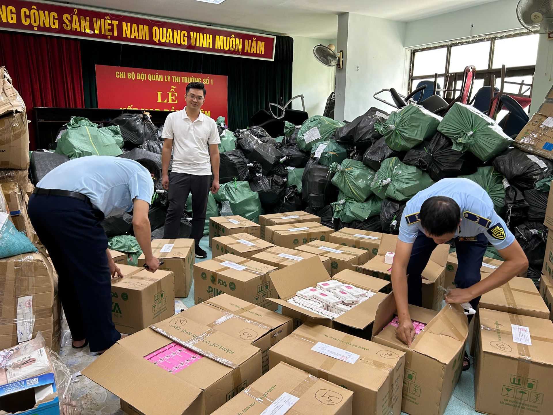 Lực lượng QLTT thành phố Hà Nội kiểm tra hàng hóa có dấu hiệu vi phạm Lực lượng QLTT thành phố Hà Nội kiểm tra hàng hóa có dấu hiệu vi phạm