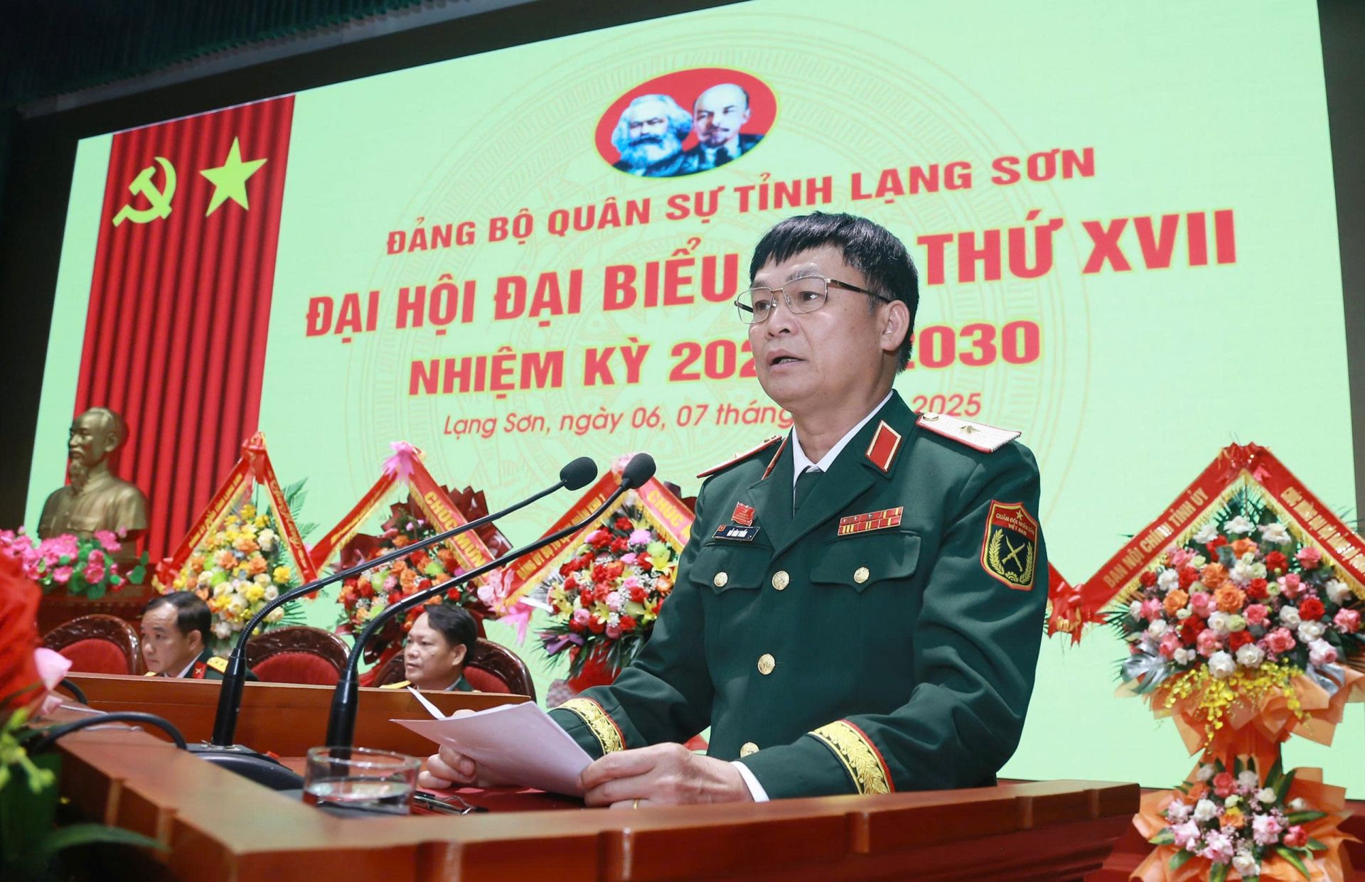 Thiếu tướng Đỗ Văn Tuấn, Phó Tư lệnh Quân khu 1 phát biểu tại đại hội