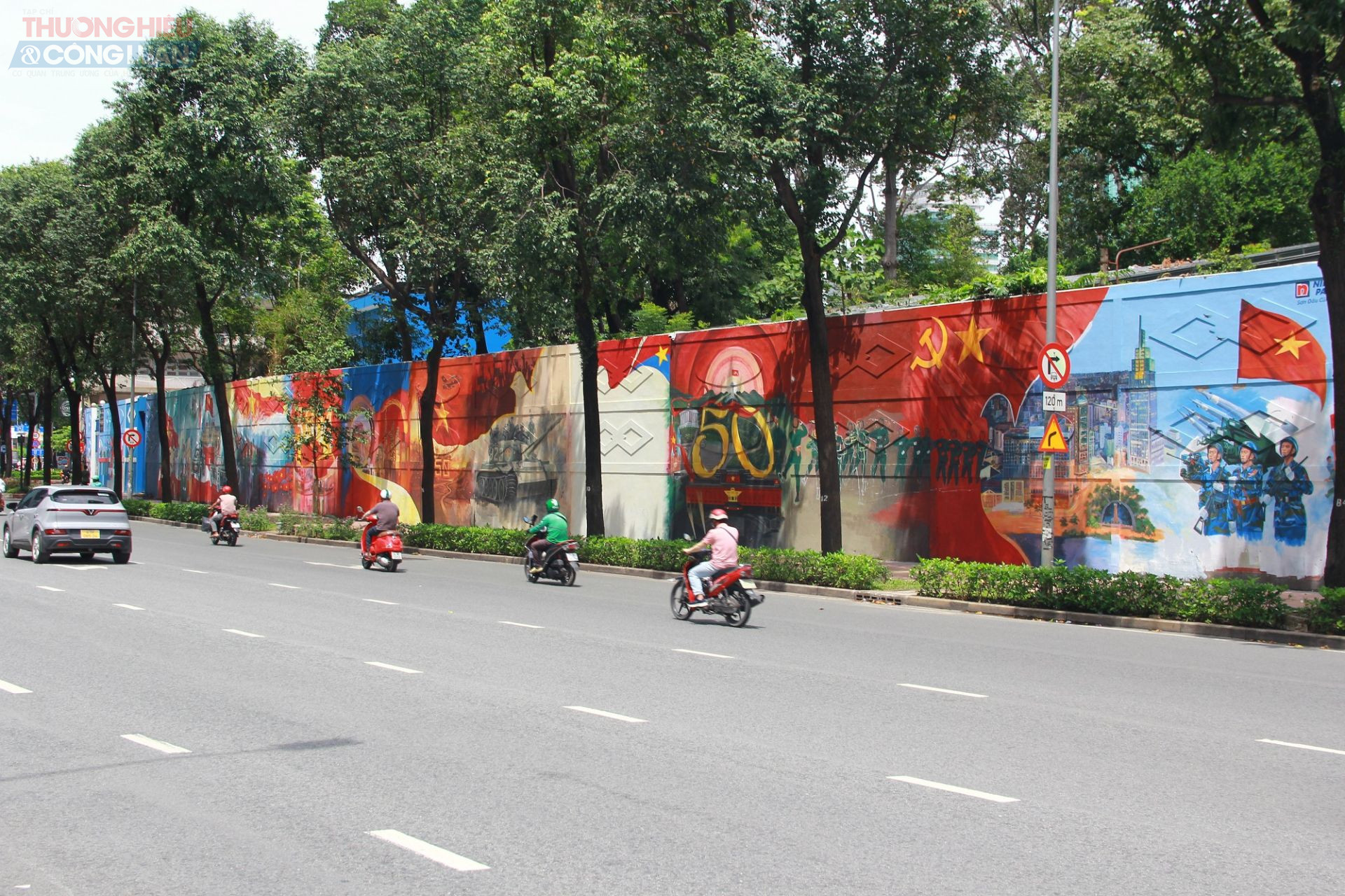 Những ngày qua, sự xuất hiện của những bức bích hoạ rực rỡ dọc đường Nguyễn Hữu Cảnh (phường Sài Gòn, TP. Hồ Chí Minh) đã gây chú ý cho nhiều người đi đường