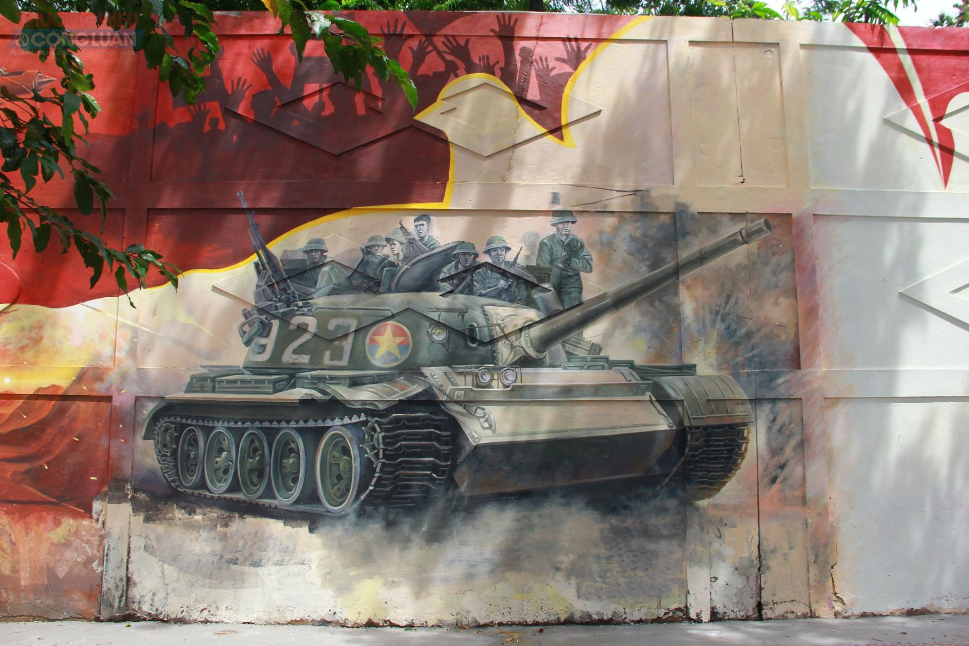 Theo các họa sĩ, các khối diễu binh rất nhiều người nên thể hiện tỷ lệ cơ thể cũng phức tạp, khó hơn tranh về phong cảnh