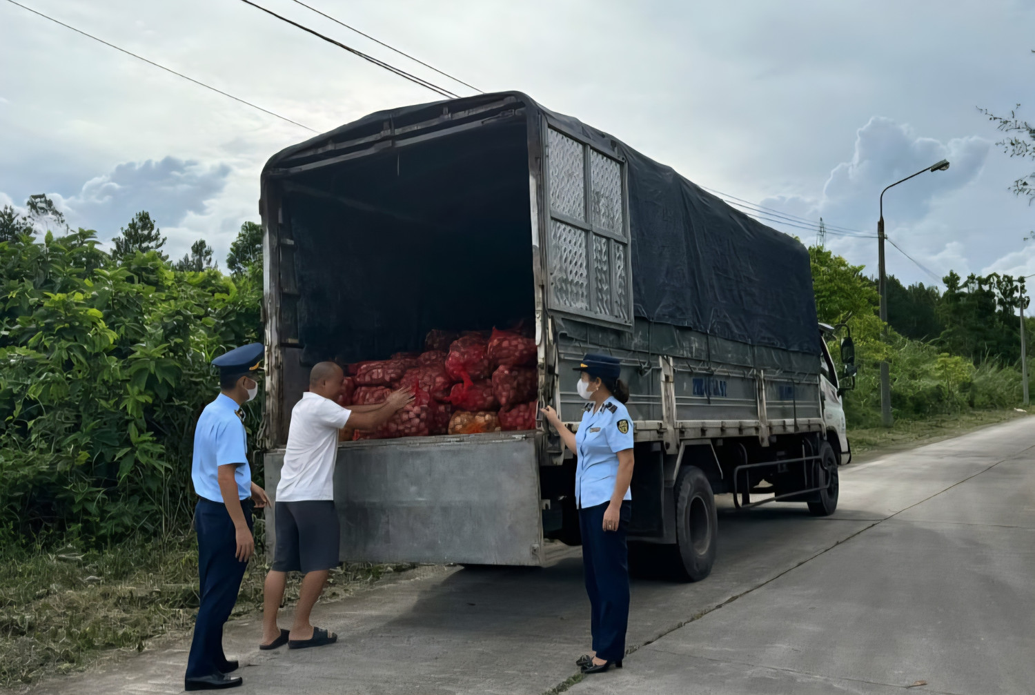 Lực lượng Quản lý thị trường tỉnh Quảng Ninh ngăn chặn vụ vận chuyển hàu nhập lậu bằng xe tải vào nội địa. Ảnh: Hoàng Dương