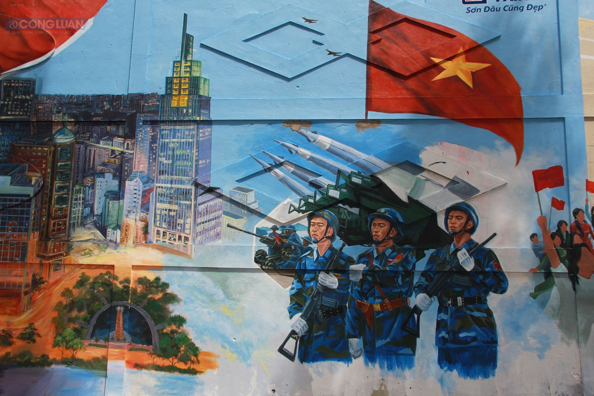 Bức tường thu hút nhiều ánh nhìn của người đi đường