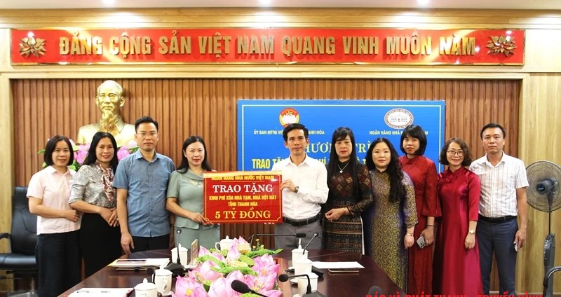 Phó Chủ tịch Ủy ban MTTQ tỉnh Nguyễn Thị Phương tiếp nhận 5 tỷ đồng do Ngân hàng Nhà nước - Chi nhánh khu vực 7 hỗ trợ.