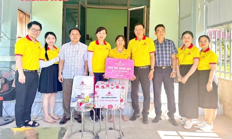 Tập đoàn Đại Dũng trao kinh phí và quà cho gia đình bà Lò Thị Giang ở xã Quan Sơn.