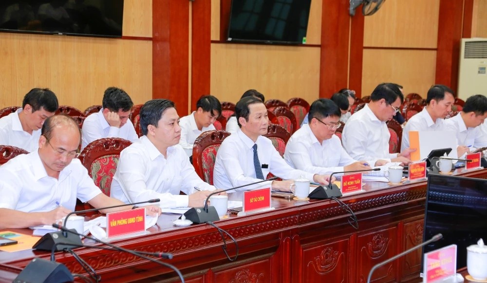 Chủ tịch UBND tỉnh Thanh Hóa Đỗ Minh Tuấn cùng đại diện các sở, ngành dự buổi làm việc.