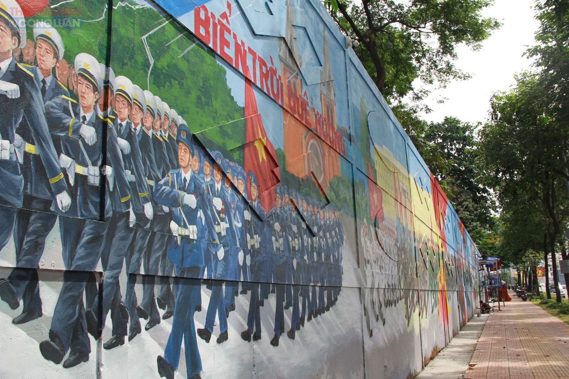 Tổng diện tích của bức bích họa lên đến gần 2.000 m2, trải dài trên đoạn vỉa hè rộng rãi, thoáng đãng với nhiều cây xanh, tạo điều kiện thuận lợi cho cả việc thi công và thưởng lãm.