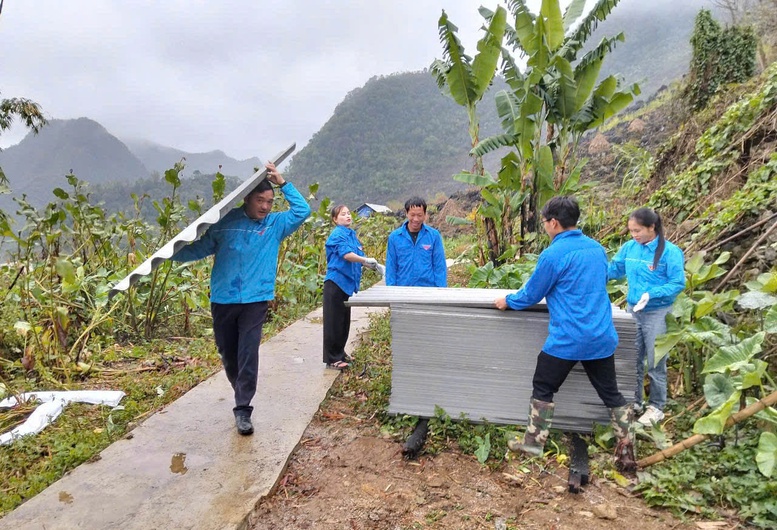 Chung tay giúp đỡ người dân tháo dỡ nhà cũ, xây dựng nhà mới ở xã Chiêm Hóa - Ảnh: Sở Dân tộc và Tôn giáo tỉnh Tuyên Quang