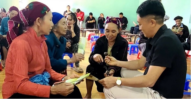 Hướng dẫn người dân cách nhận biết quả hồng châu