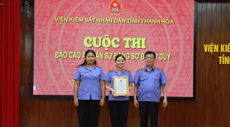 Trần Thế Kính, Viện trưởng VKSND tỉnh Thanh Hóa trao giải nhất cho đội thi VKSND khu vực 1.