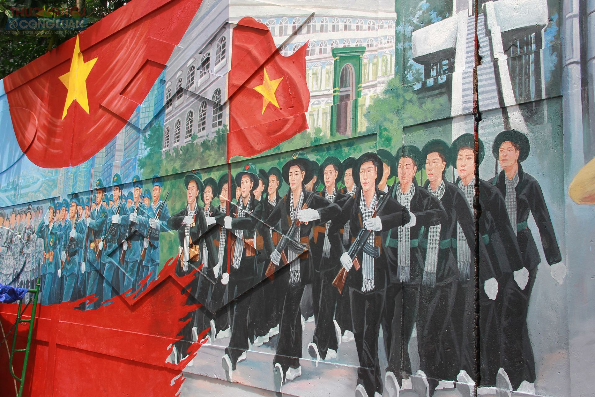 Tranh có tổng diện tích gần 2.000 m2, phủ kín đoạn tường sát vỉa hè, rợp bóng cây xanh, tạo không gian thuận lợi cho du khách thưởng lãm