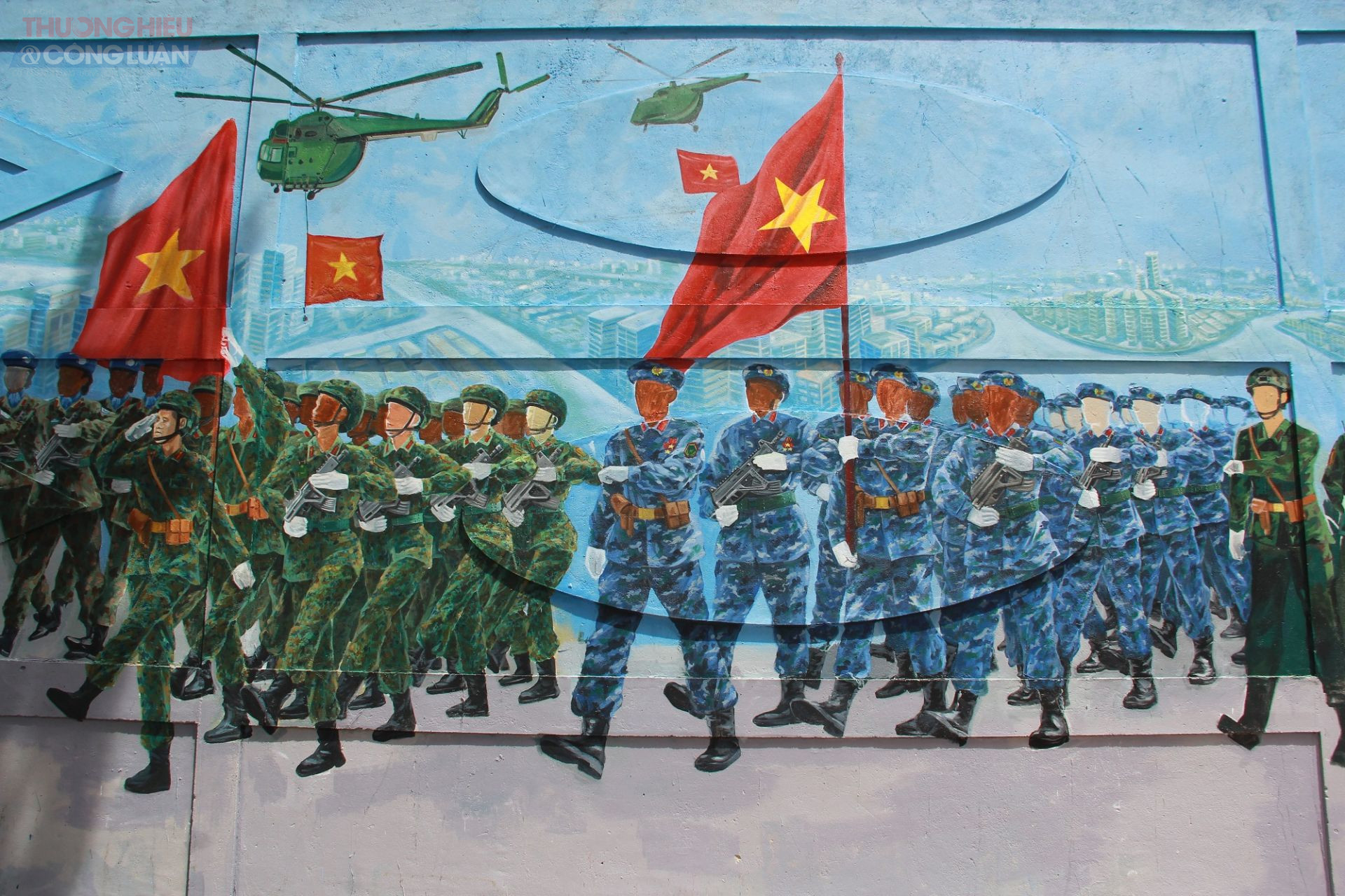 Bố cục tranh được sắp xếp theo thứ tự thời gian của lễ diễu binh. Bao gồm cảnh máy bay chiến đấu cất cánh từ sân bay Biên Hòa, tiếp nối là các khối diễu binh thuộc nhiều lực lượng: quân đội, công an, nữ biệt động...