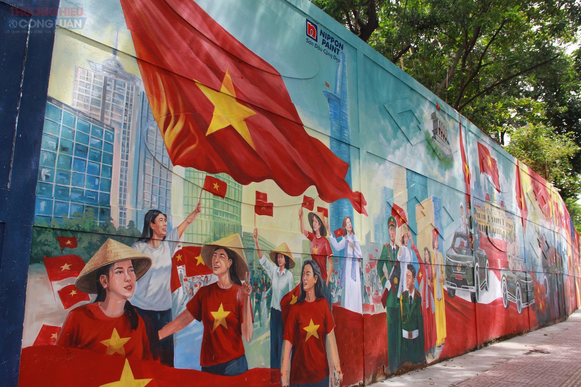 Một số mảng tranh tái hiện cảnh hàng trăm nghìn người dân hoà mình vào không khí diễu binh trên đường phố TP. Hồ Chí Minh vào cuối tháng 4