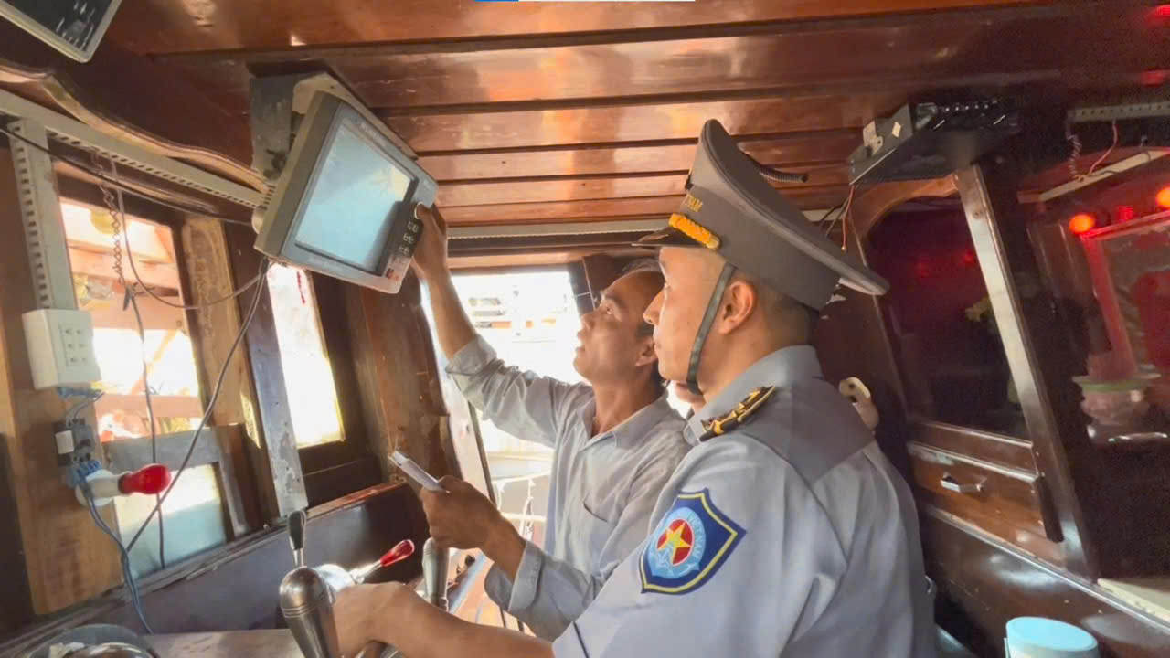 Cán bộ Chi Đội Kiểm ngư số 2 kiểm tra, tuyên truyền cho ngư dân về thiết bị thông tin liên lạc, thiết bị giám sát hành trình