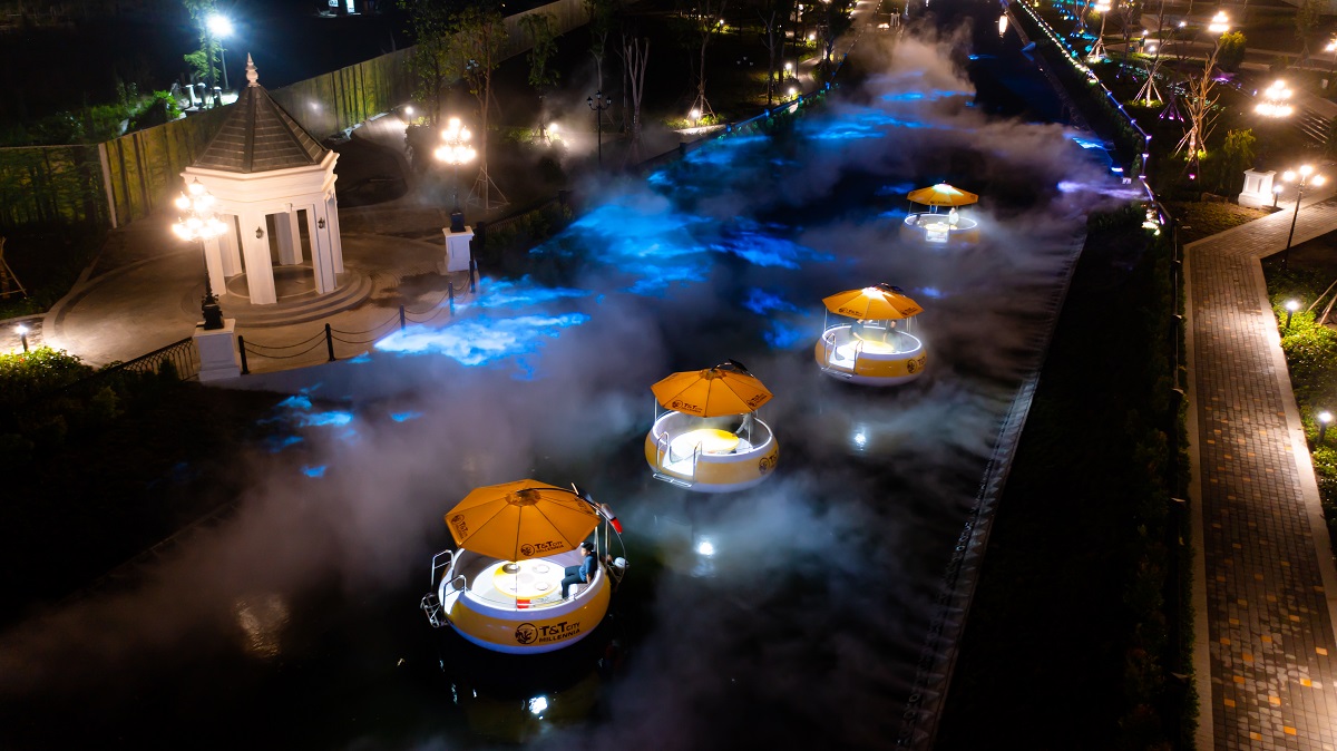 Dòng sông Ánh sáng tại Thành phố Thiên niên kỷ T&T City Millennia vừa được chính thức công nhận là Tuyến đường thủy trong khuôn viên Khu đô thị tích hợp hệ thống phun sương và công nghệ trình chiếu âm thanh, ánh sáng dài nhất.