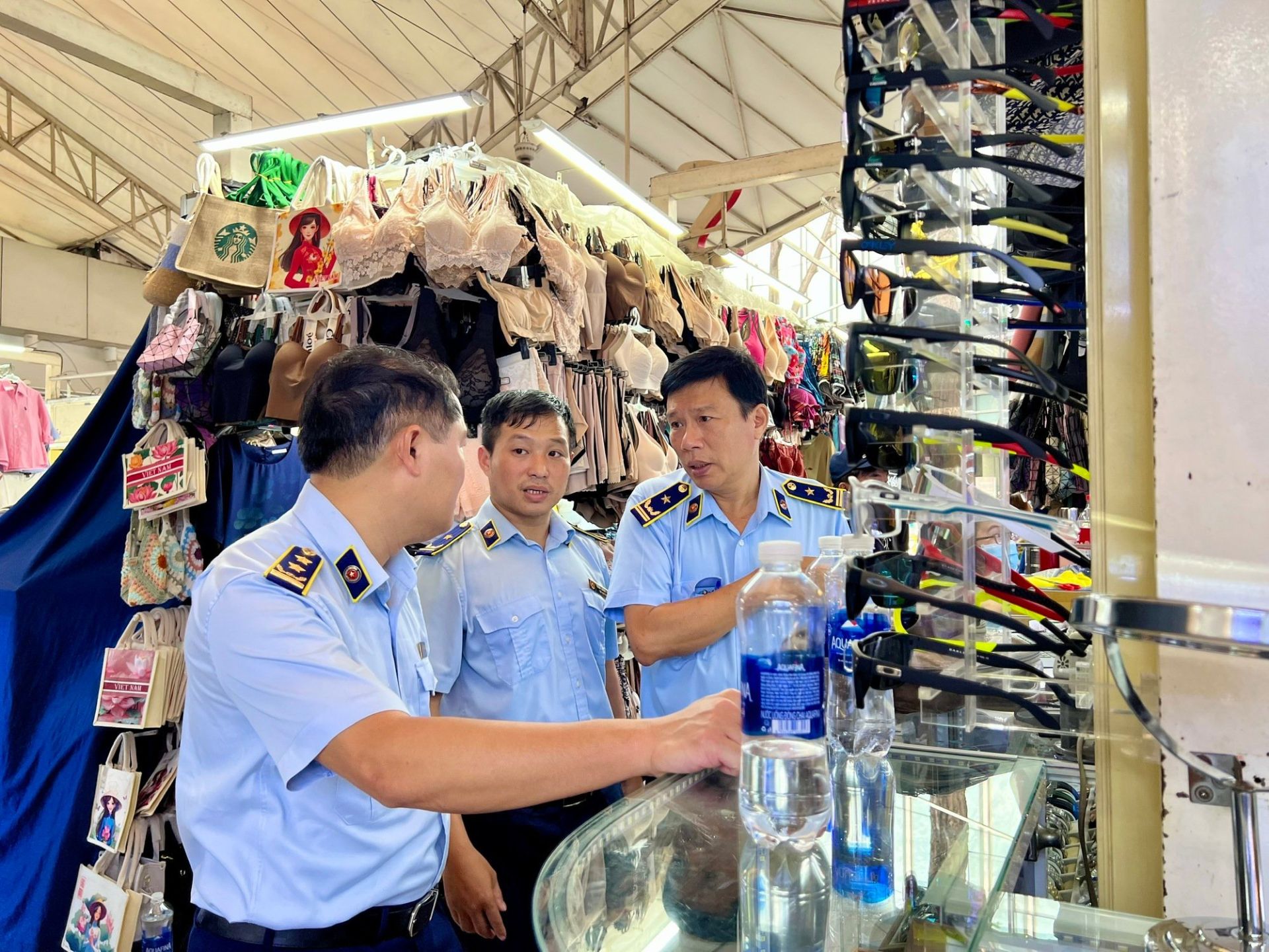 Lực lượng Quản lý thị trường TP. HCM kiểm tra hàng hóa tại Trung tâm Thương mại Saigon Square