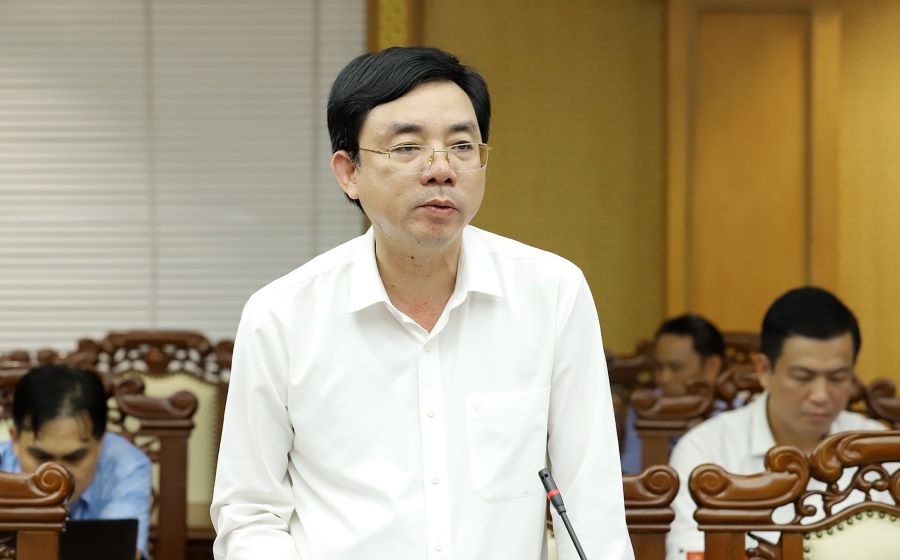 Giám đốc Sở Xây dựng Đặng Văn Thành báo cáo công tác GPMB dự án đường sắt tốc độ cao trên trục Bắc - Nam qua địa bàn Hà Tĩnh. Giám đốc Sở Xây dựng Đặng Văn Thành báo cáo công tác GPMB dự án đường sắt tốc độ cao trên trục Bắc - Nam qua địa bàn Hà Tĩnh.