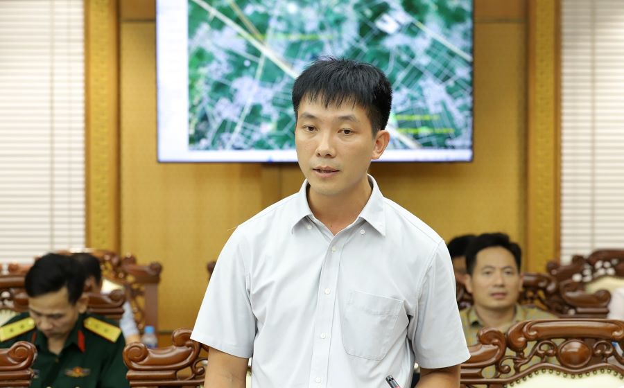 Chủ tịch UBND phường Hà Huy Tập Tô Thái Hòa báo cáo công tác thực hiện GPMB dự án đi qua địa bàn. Chủ tịch UBND phường Hà Huy Tập Tô Thái Hòa báo cáo công tác thực hiện GPMB dự án đi qua địa bàn.