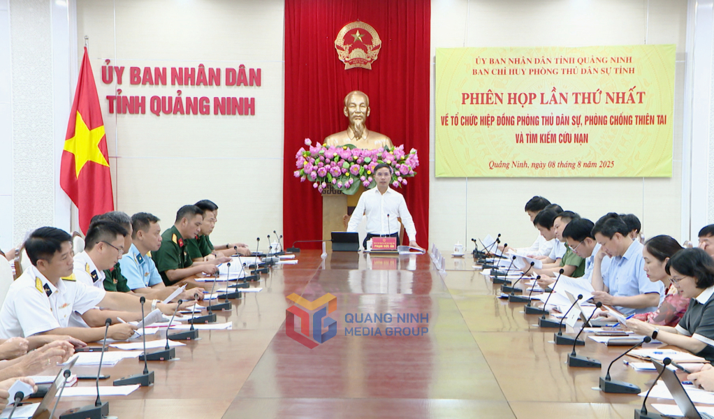 Ông Phạm Đức Ấn, Phó Bí thư Tỉnh ủy, Chủ tịch UBND tỉnh, Trưởng Ban Chỉ huy Phòng thủ dân sự tỉnh Quảng Ninh phát biểu chỉ đạo tại phiên họp. Ông Phạm Đức Ấn, Phó Bí thư Tỉnh ủy, Chủ tịch UBND tỉnh, Trưởng Ban Chỉ huy Phòng thủ dân sự tỉnh Quảng Ninh phát biểu chỉ đạo tại phiên họp.